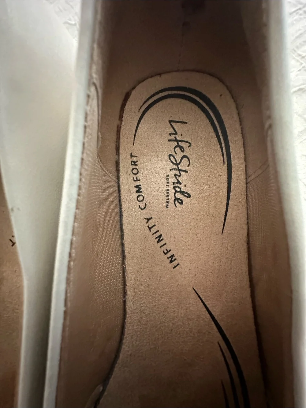 Life Stride BRAND NEW Cream Loafers with Geometric Chain Accent